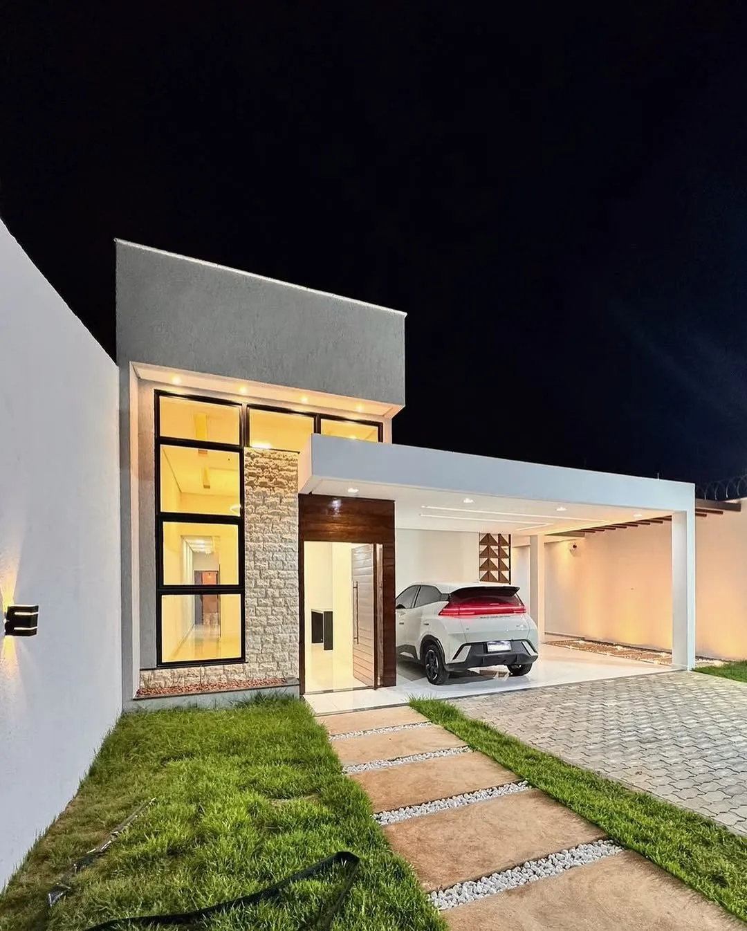 Casa térrea moderna iluminada à noite
